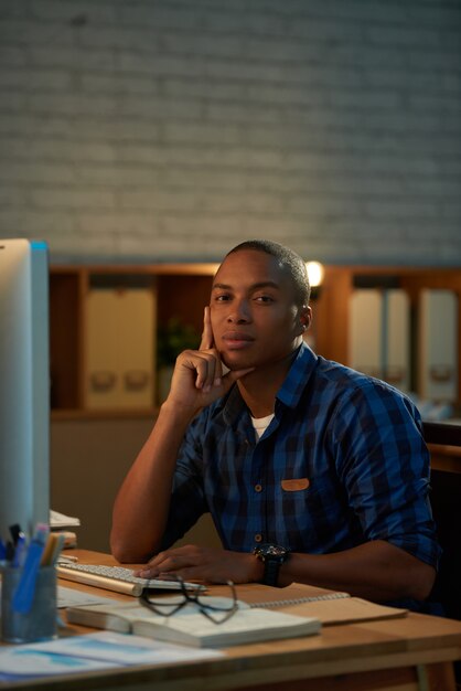 Free photo portrait of confident white collar worker