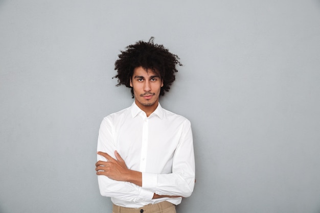 Free photo portrait of a confident young african man in white shirt