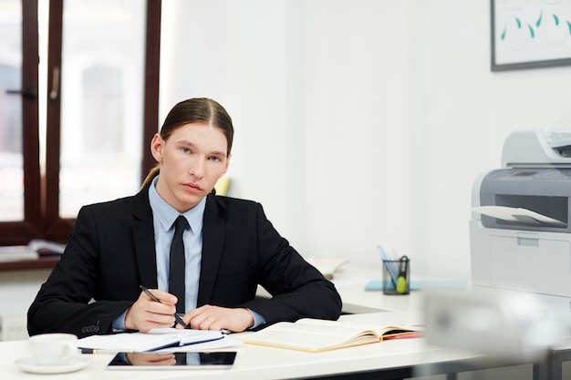 Free photo portrait of confident young manager