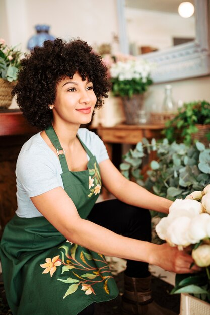 熟考された女性の花屋の肖像