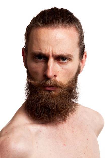 Портрет крутого хипстера с длинной бородой на белом фоне на студийном фото