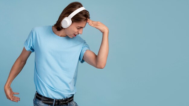 Портрет крутого мальчика-подростка, слушающего музыку
