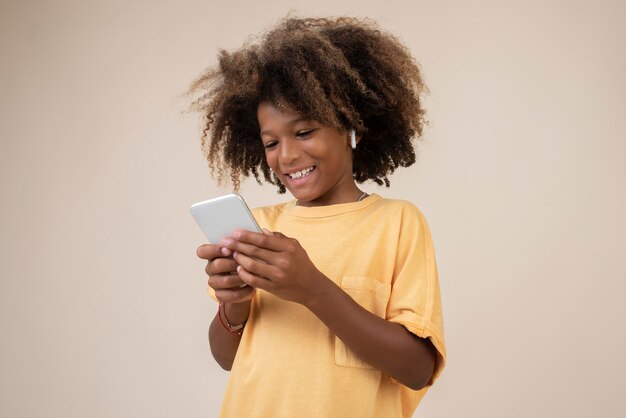 Free photo portrait of cool teenage boy using smartphone