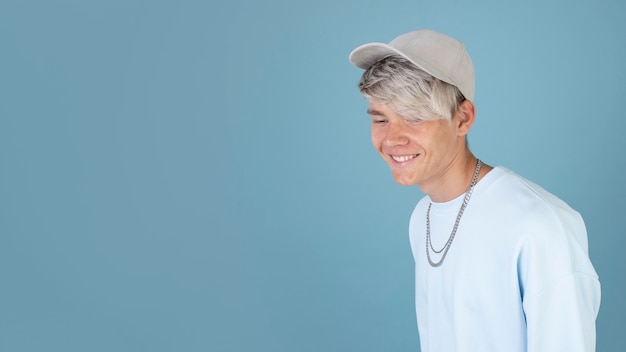 Free photo portrait of cool teenage boy wearing a cap