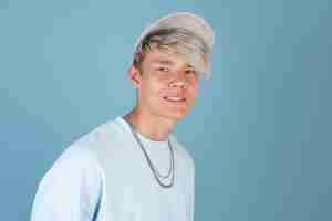 Free photo portrait of cool teenage boy wearing a cap