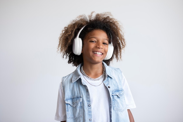 Free photo portrait of cool teenage boy with headphones