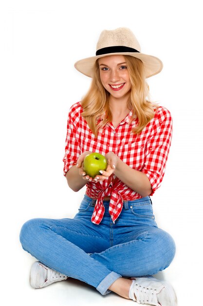 Портрет женщины страны с яблоком на белизне.