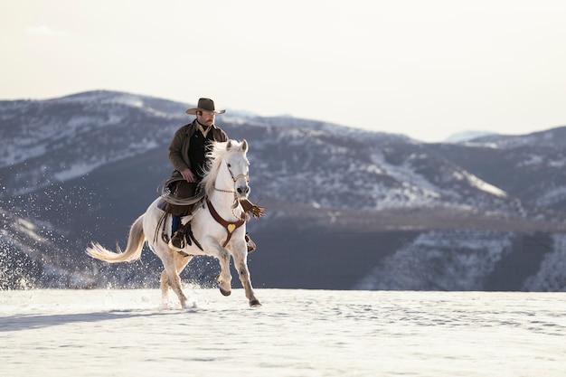 Foto gratuita ritratto di cowboy a cavallo