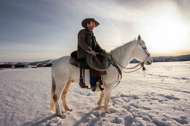 Foto gratuita ritratto di cowboy a cavallo