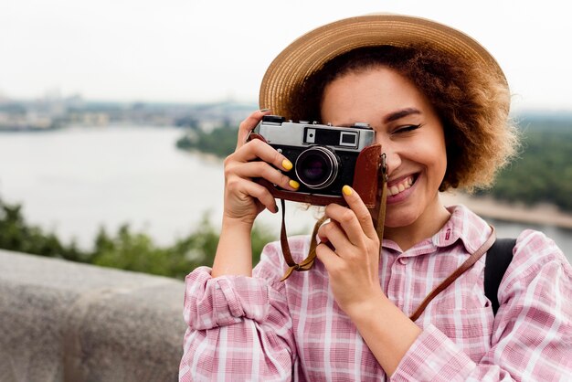 写真を撮る巻き毛の女性の肖像画