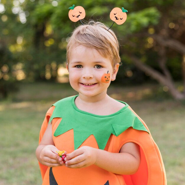 Foto gratuita ragazzo carino ritratto con costume