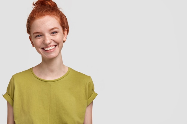 Free photo portrait of cute ginger woman in green t-shirt