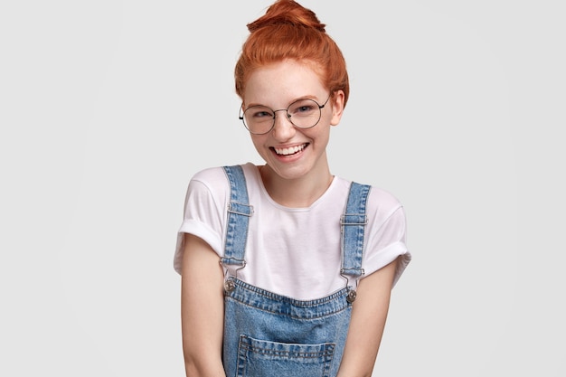 Free photo portrait of cute ginger woman in overalls