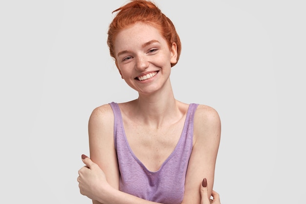 Free photo portrait of cute ginger woman in purple top