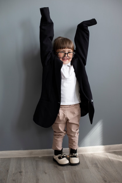 Foto gratuita ritratto di ragazza carina in cappotto e occhiali di grandi dimensioni