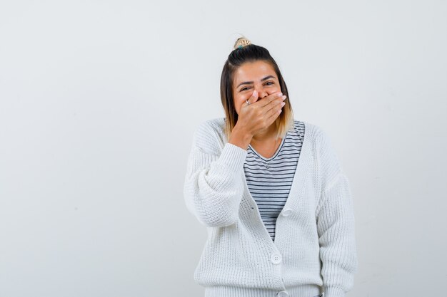 티셔츠, 카디건을 입고 행복해 보이는 귀여운 여성의 초상화