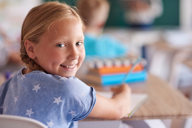 Free photo portrait of cute little girl during the lesson