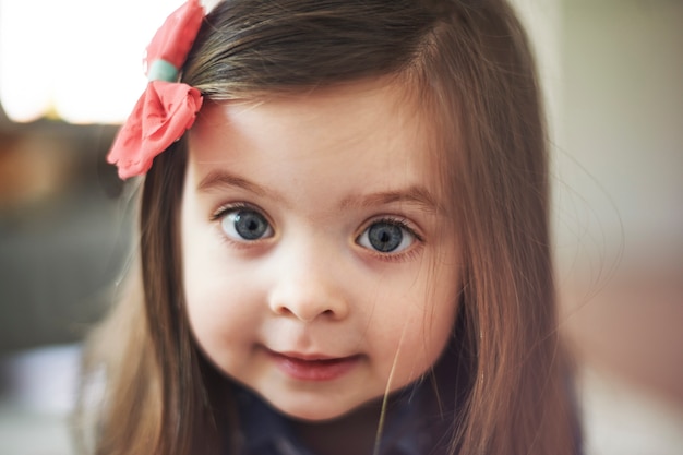 큰 눈을 가진 귀여운 어린 소녀의 초상화