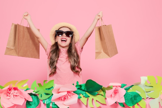 Free photo portrait of cute little girl with shopping bag