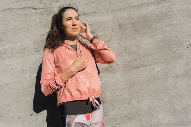 Foto gratuita ritratto di donna carina pronta per l'allenamento