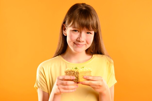Портрет милая молодая девушка держит торт
