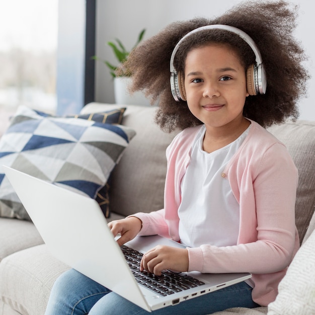 Free photo portrait of cute young girl with curly hair