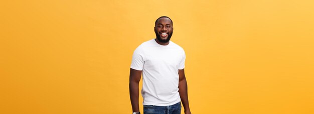 긍정적인 미소 하얀 완벽한 치아를 가진 기뻐하는 아프리카계 미국인 남성의 초상화는 행복하게 보인다