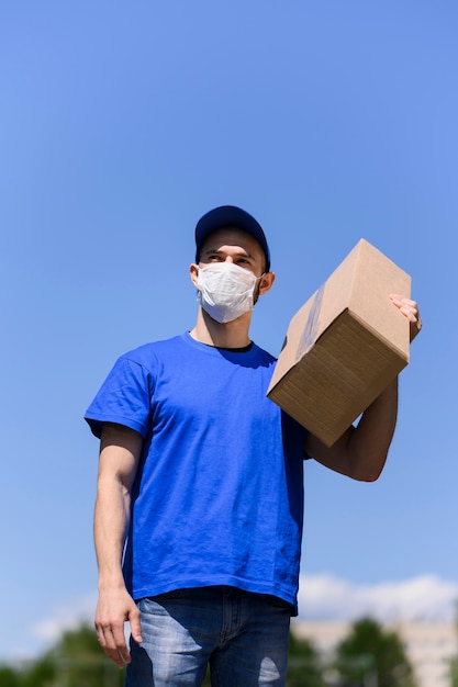 Free photo portrait of delivery man wearing face mask