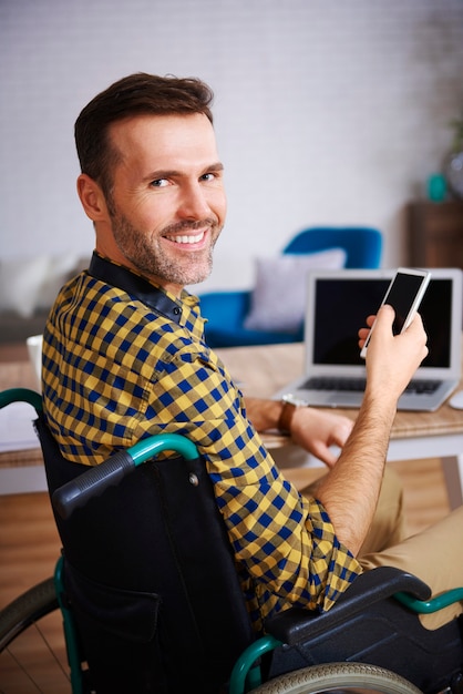 Free photo portrait of disabled businessman in office