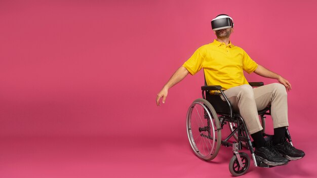 Foto gratuita ritratto di uomo disabile in sedia a rotelle con occhiali vr