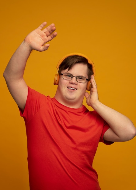 Free photo portrait of disabled man with headphones