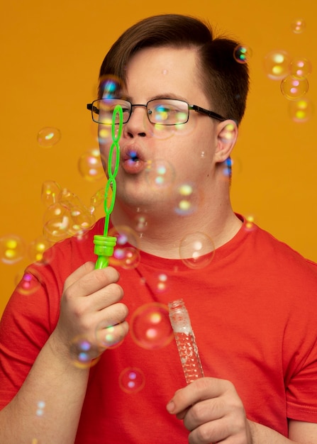 Foto gratuita ritratto di uomo disabile con bolle di sapone