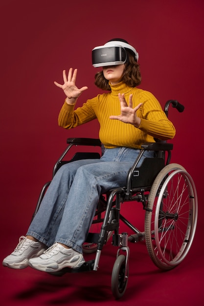 Foto gratuita ritratto di donna disabile su sedia a rotelle con occhiali vr