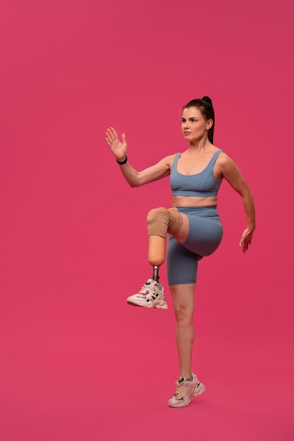 운동하는 의족을 가진 장애인 여성의 초상화