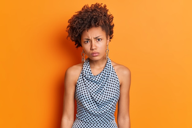 Free photo portrait of displeased offended dark skinned woman looks with disappointed expression