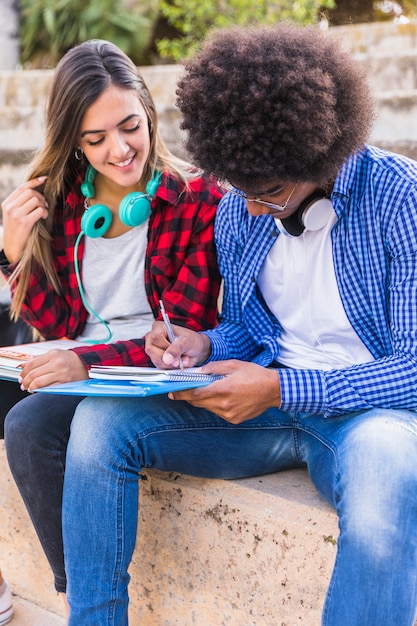 Foto gratuita ritratto di diversi studenti di sesso femminile e maschile studiando insieme all'aperto