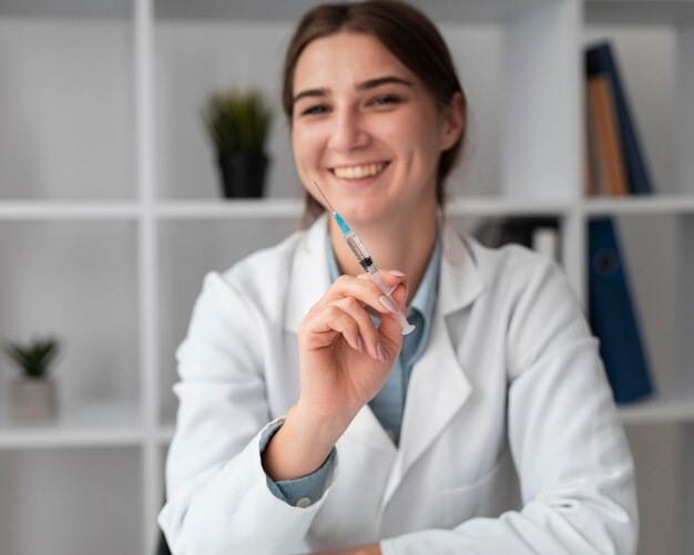 Free photo portrait of doctor holding syringe