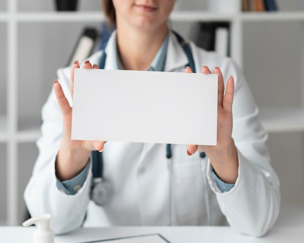 Free photo portrait of doctor posing at the hospital