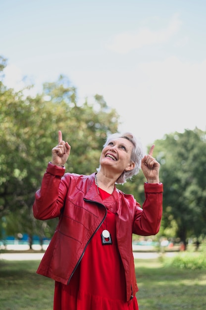 Free photo portrait of elderly woman laughing