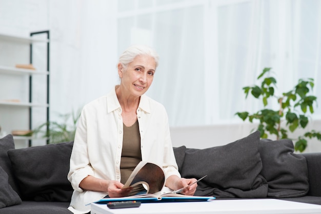 Free photo portrait of elderly woman smiling