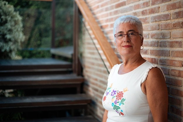 Free photo portrait of a elderly woman