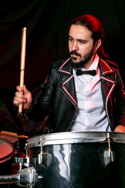Портрет элегантного мужчины, играющего на барабанах