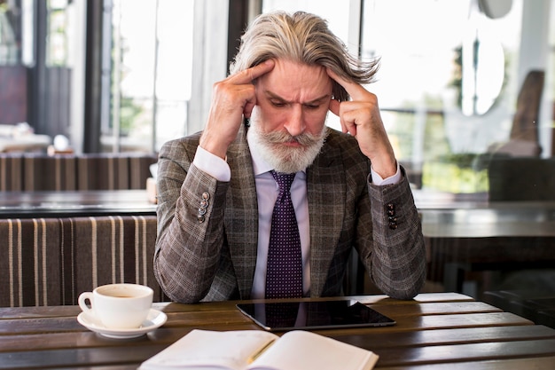 Free photo portrait of elegant mature male thinking at the office