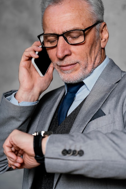 Free photo portrait elegant old man wearing suit