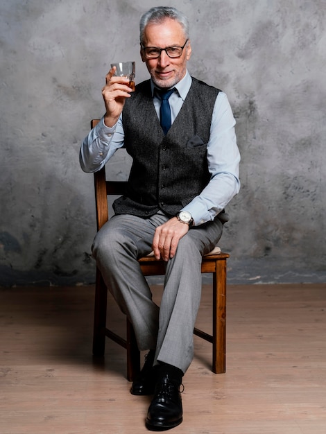 Free photo portrait elegant old man wearing suit