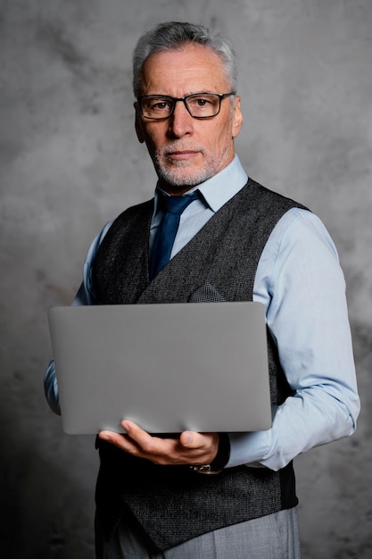 Free photo portrait elegant old man wearing suit