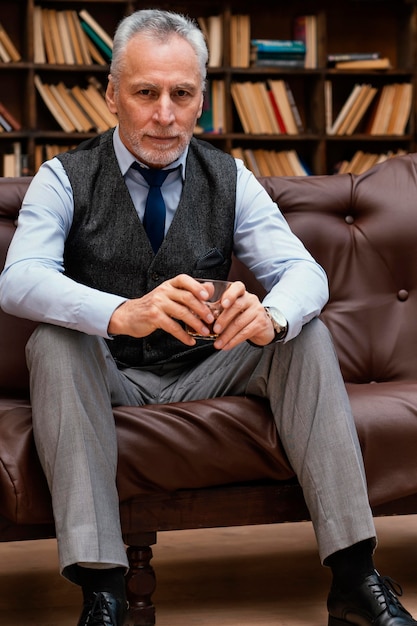 Free photo portrait elegant old man wearing suit