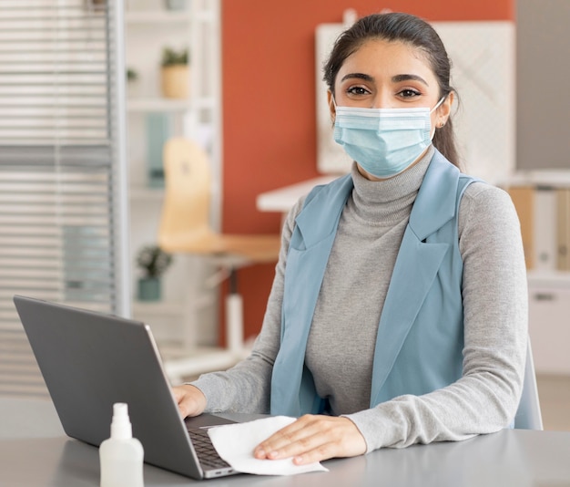 Foto gratuita ritratto di dipendente che indossa la maschera per il viso