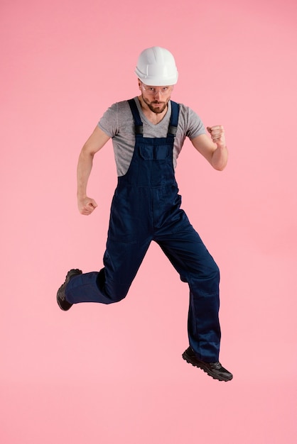 Free photo portrait engineer man jumping