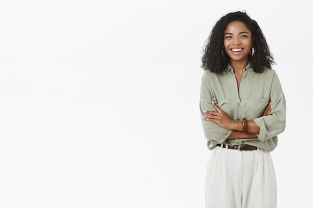 Free photo portrait of enthusiastic delighted adult dark-skinned woman with curly haircut